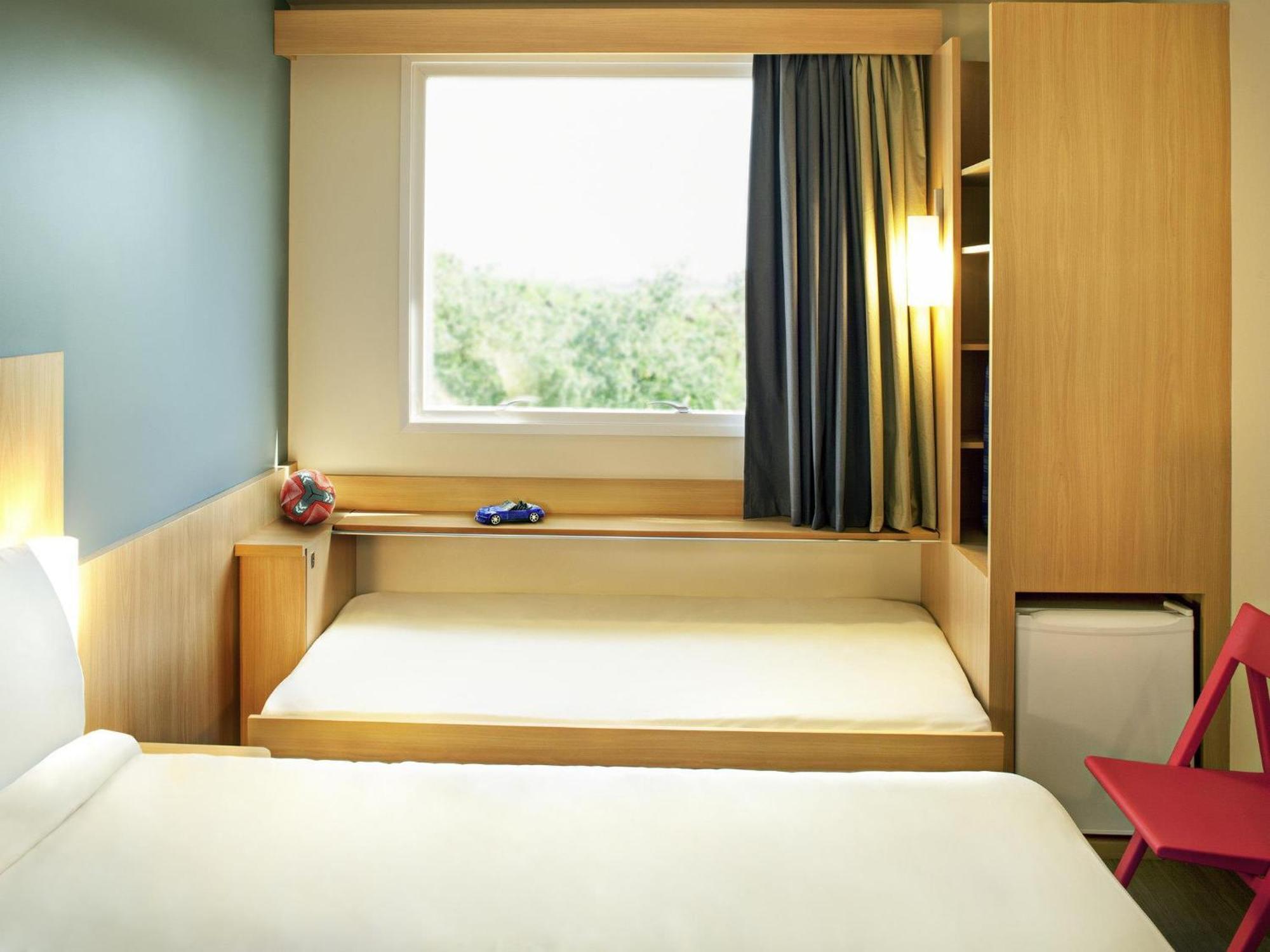 Habitación Doble Estándar con cama infantil