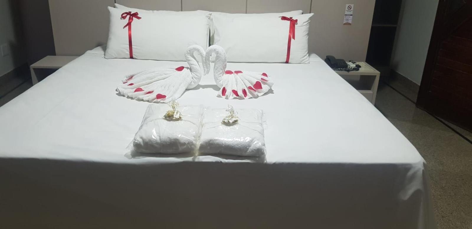Suíte com Cama King-size e Banheira de Hidromassagem