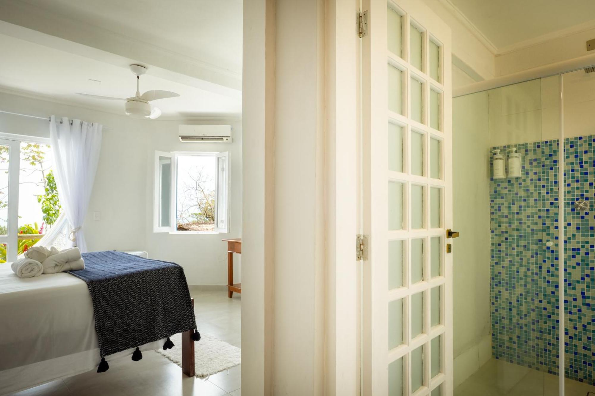 Quarto com Cama Queen-size e Banheira de Hidromassagem