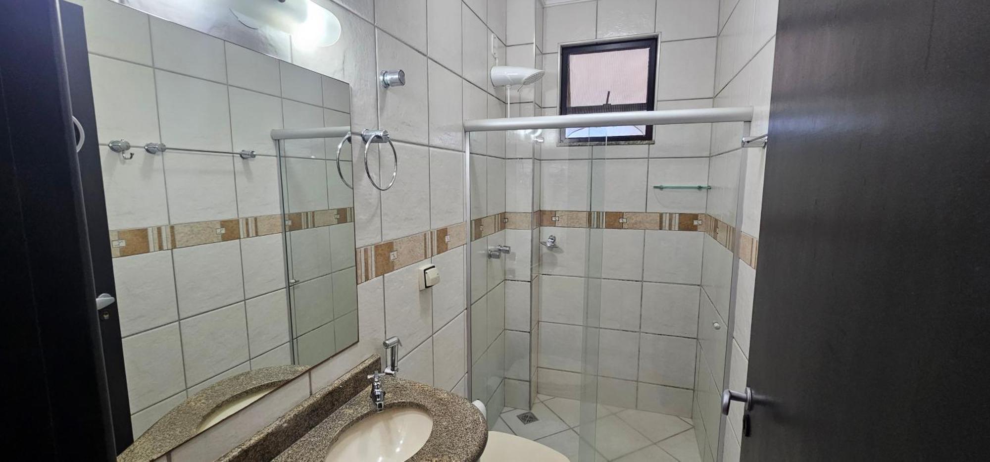 Quarto Grande com Cama de Casal ou 2 de Solteiro