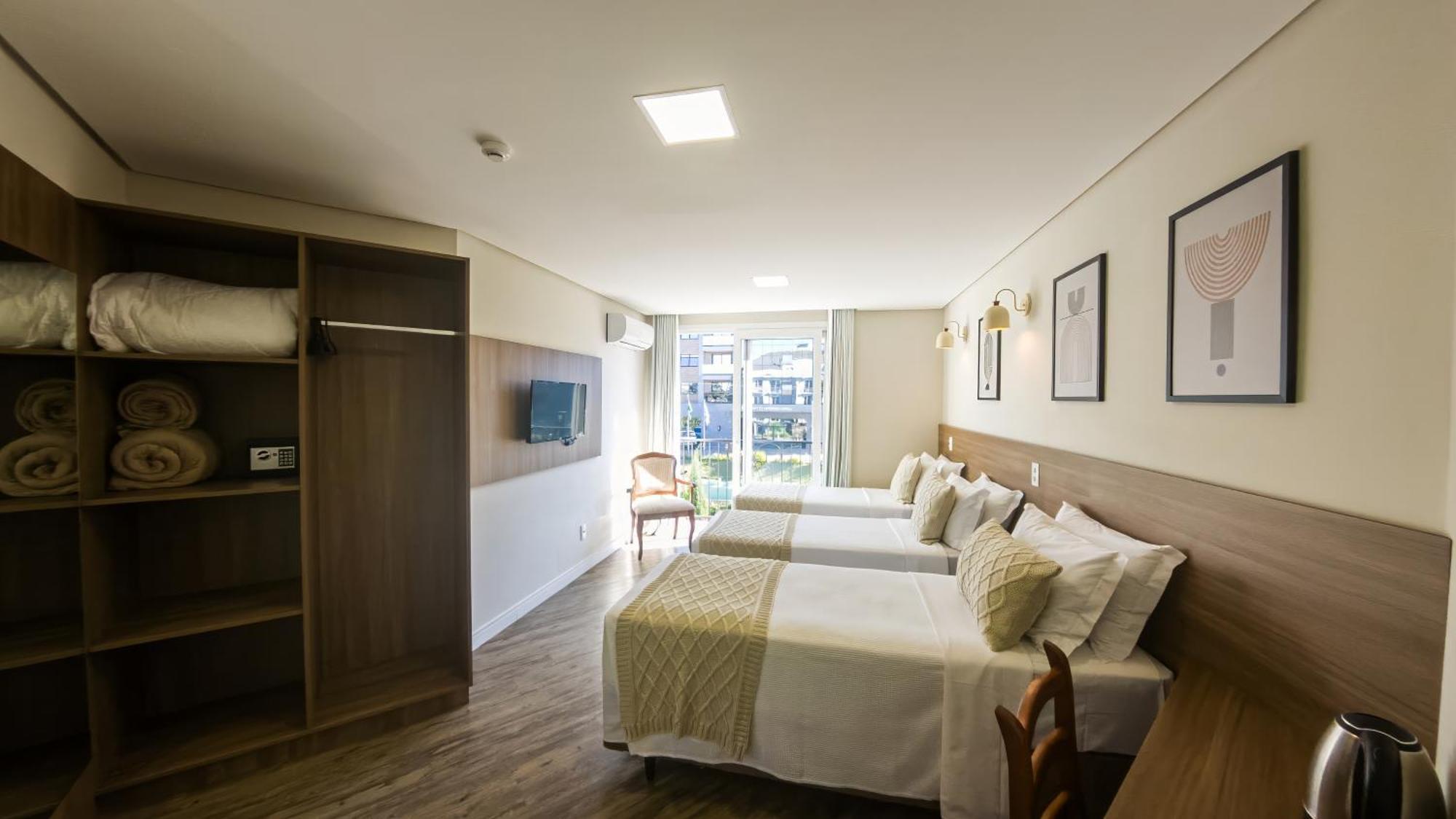 Quarto Triplo com Varanda