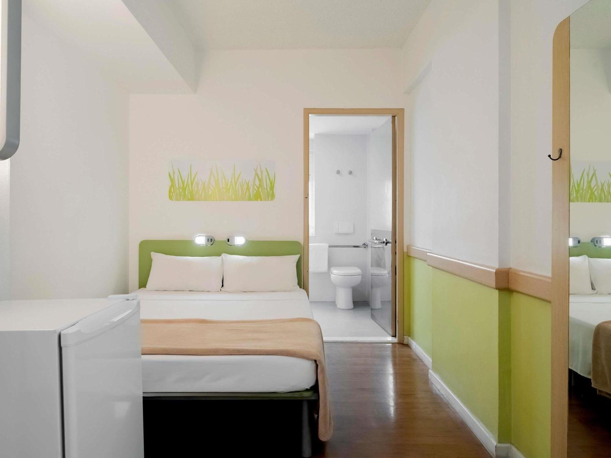 Angepasstes Standard Zimmer mit Doppelbett