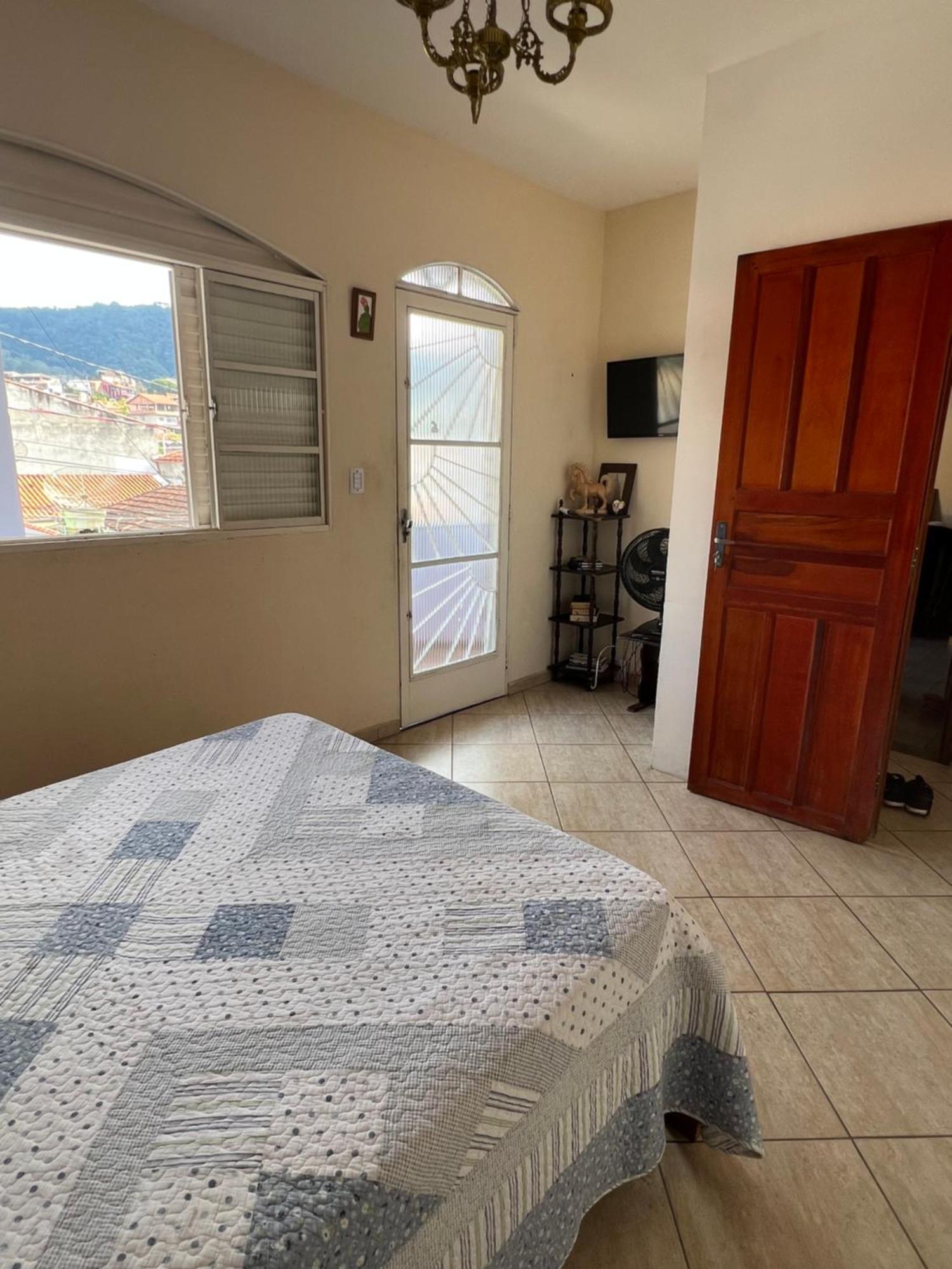 Quarto Triplo com Banheiro Compartilhado