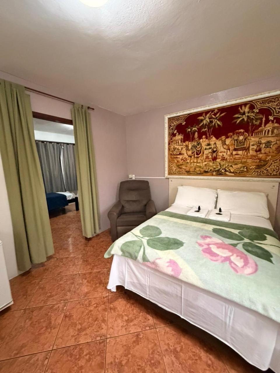 Quarto Família (5 Adultos)