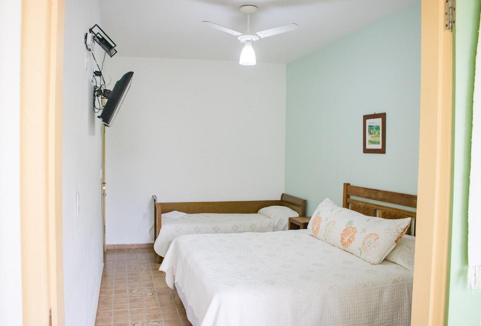 Quarto Triplo com Banheiro Privativo