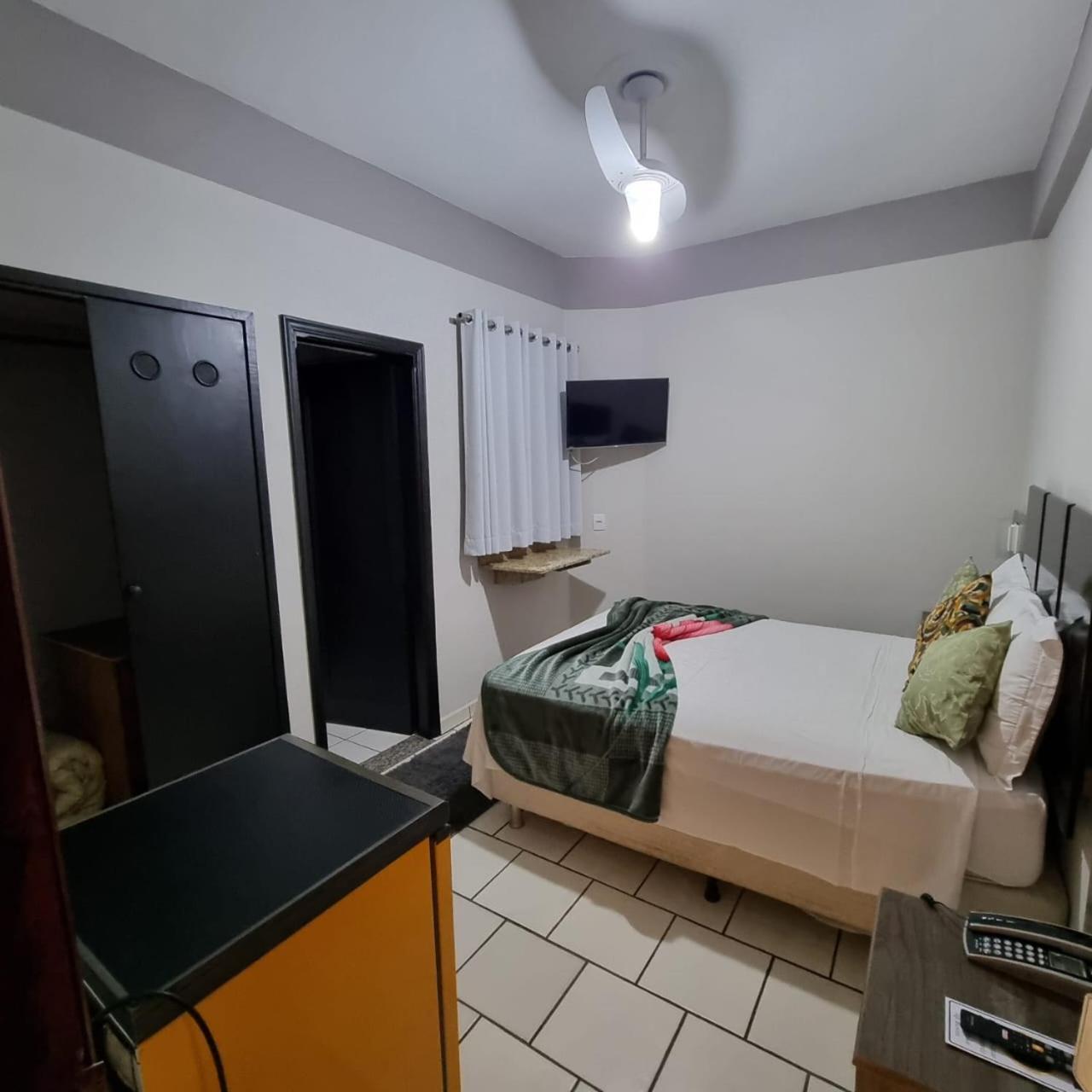 Quarto Econômico com Cama de Casal ou 2 de Solteiro e Ventilador
