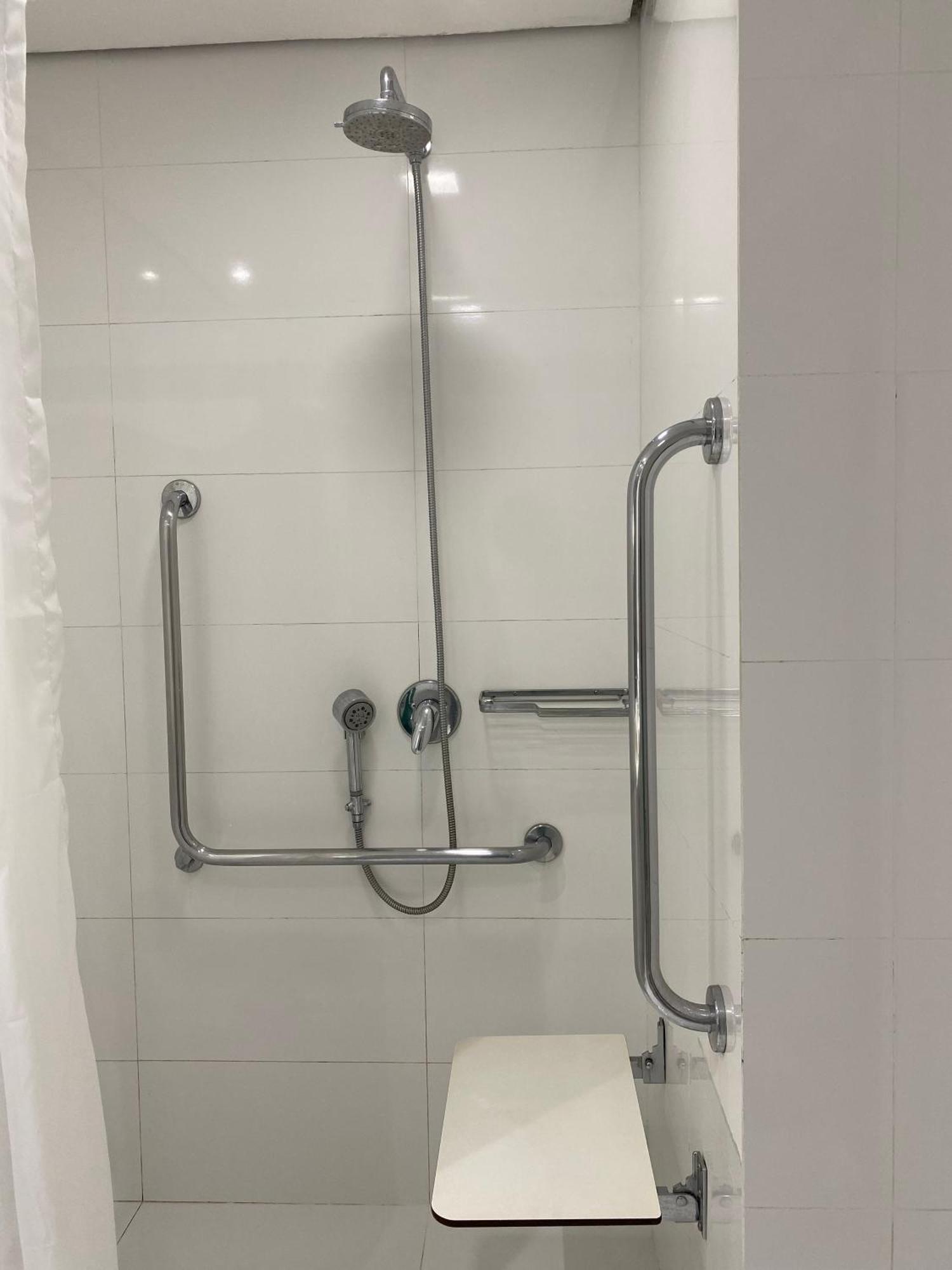 Chambre Double - Accessible aux Personnes à Mobilité Réduite