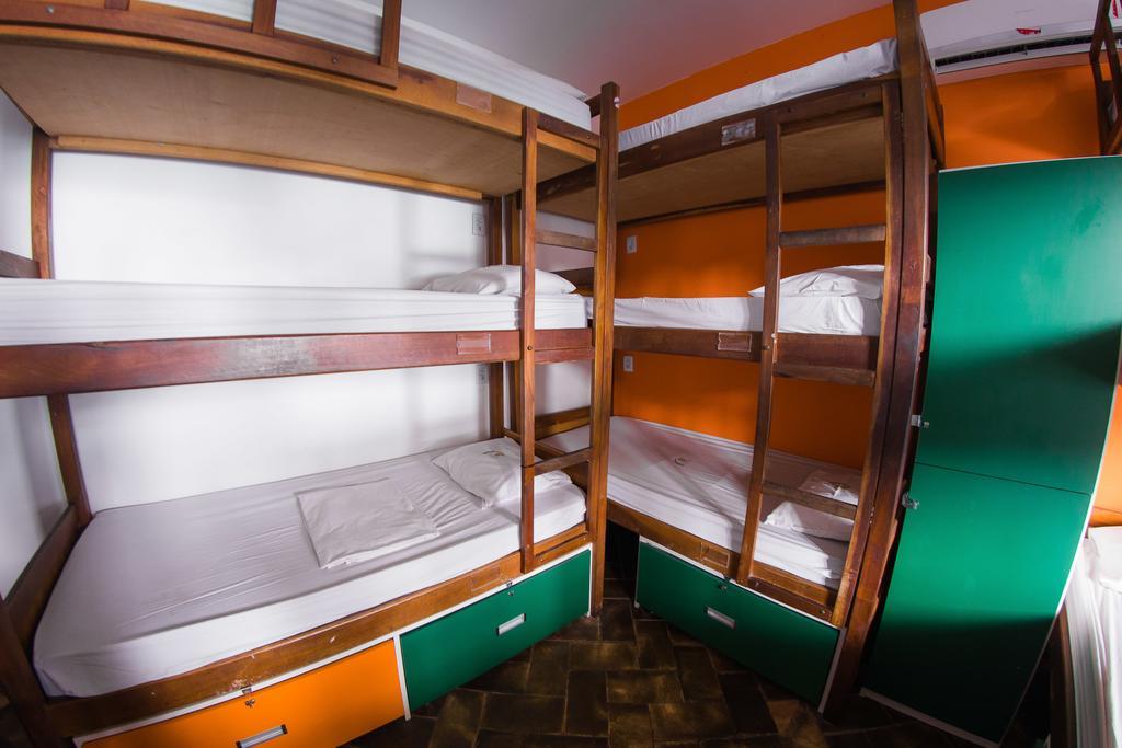Lit Simple dans Dortoir Mixte (12 Adultes)