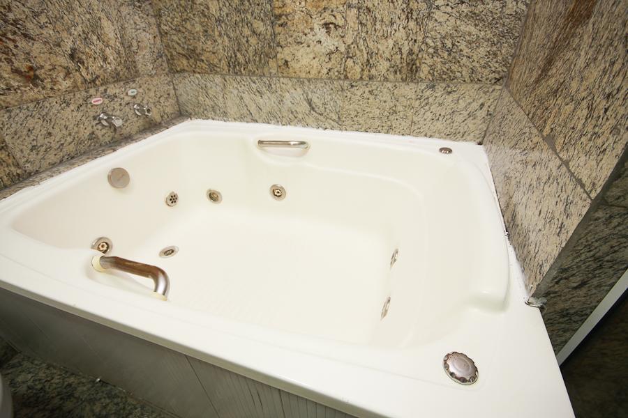 Deluxe Suite mit Whirlpool-Badewanne