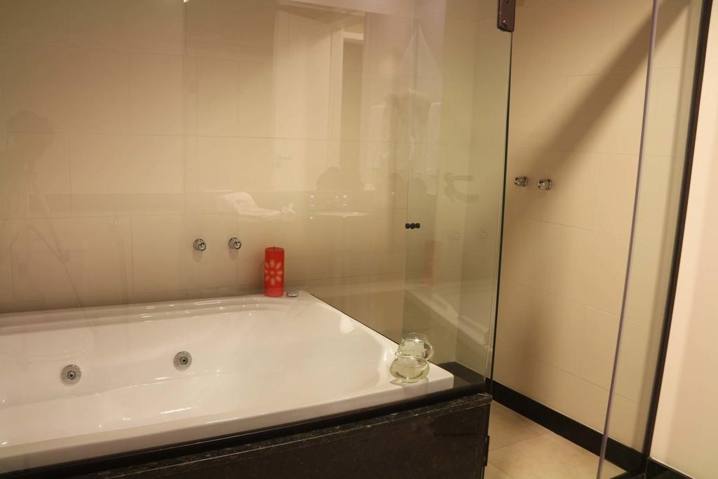 Quarto Duplo com Banheira de Hidromassagem