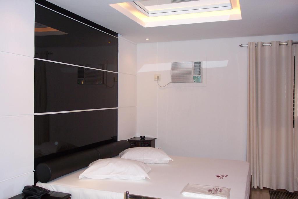 Suite com Cama King-Size, Banheira de Hidromassagem e Sauna