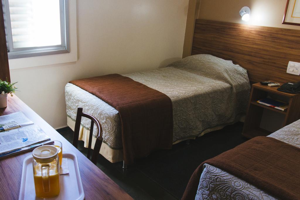 Quarto com 2 Camas de Solteiro