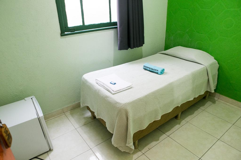Chambre Privée avec Ventilateur et Salle de Bains Commune