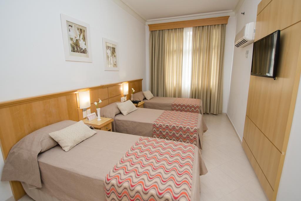 Standard Dreibettzimmer mit Einzelbetten
