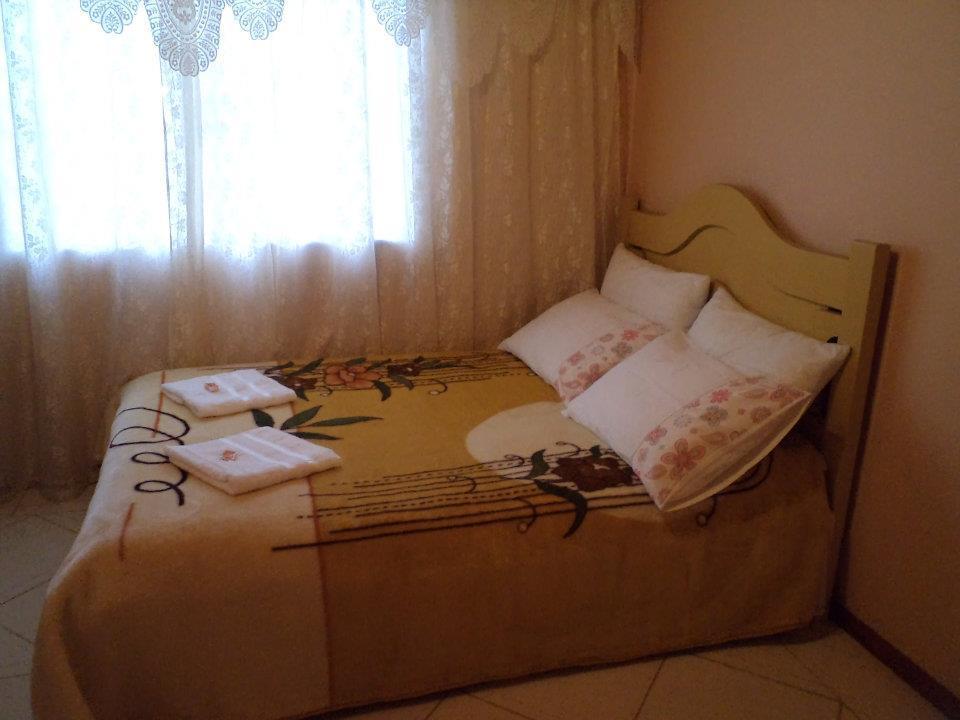 Quarto Triplo com Banheiro Compartilhado