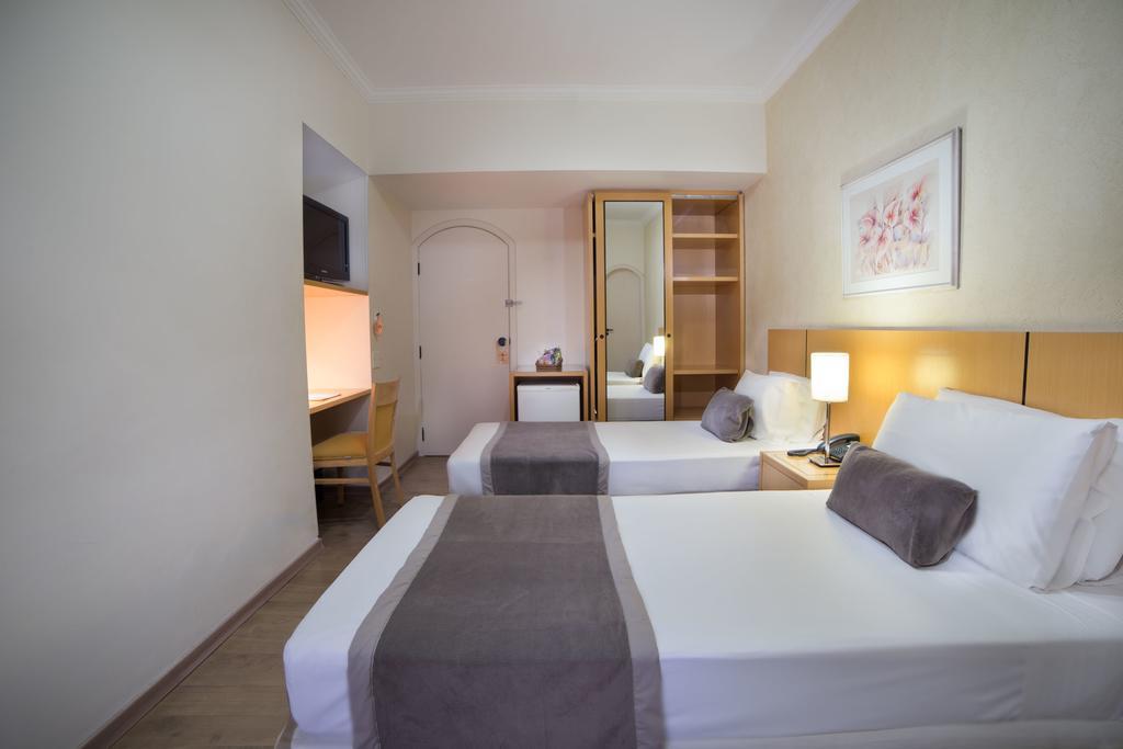 Quarto Luxo com 2 Camas de Solteiro