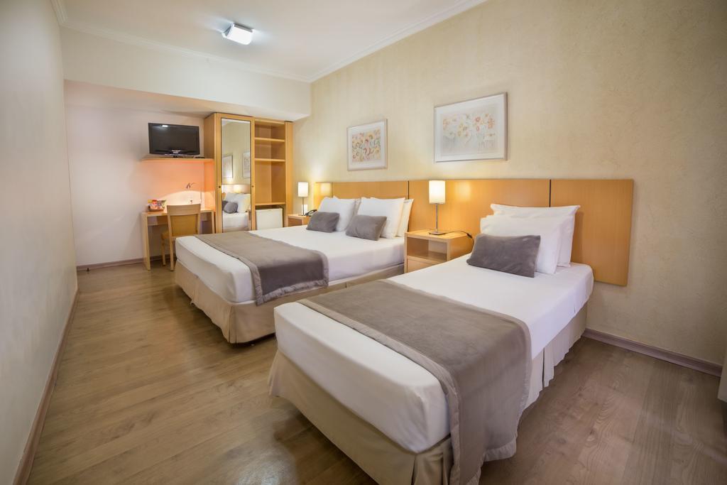 Quarto Triplo Luxo com 1 Cama de Casal e 1 de Solteiro