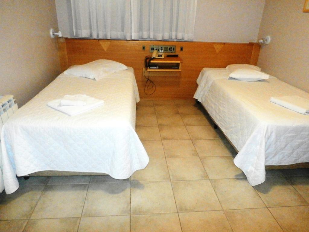 Quarto com 2 Camas de Solteiro