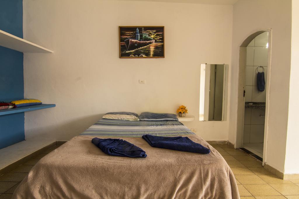 Quarto Quádruplo com Ventilador e TV