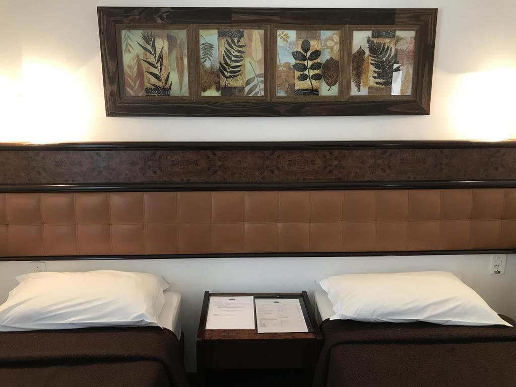 Quarto com 2 Camas de Solteiro
