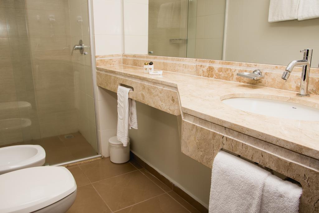 Suíte com Cama King-size e Vista da Piscina
