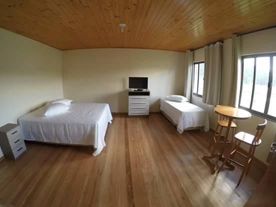 Quarto Triplo com Banheiro Privativo