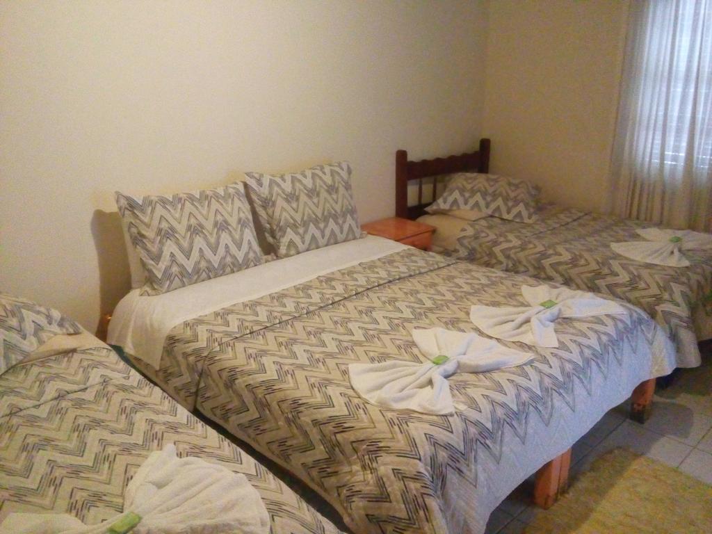 Quarto Grande com Cama de Casal ou 2 de Solteiro