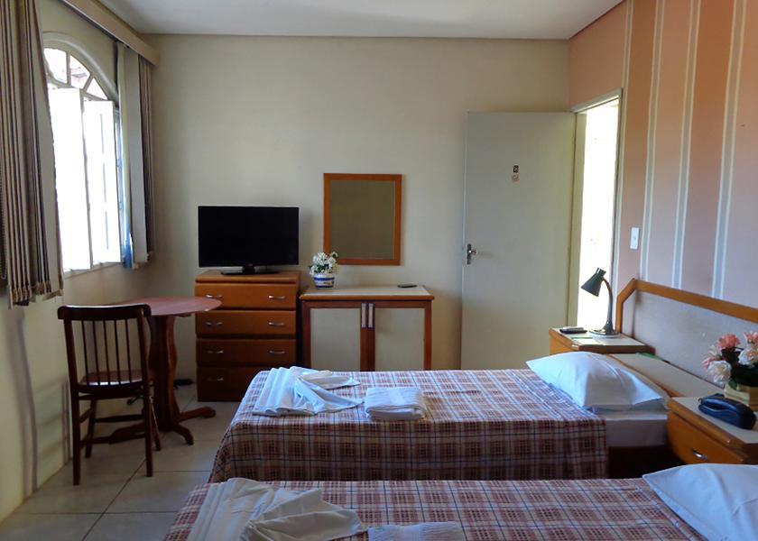 Quarto Grande com 2 Camas de Solteiro
