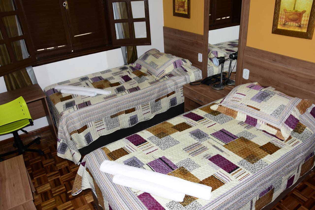 Quarto com 2 Camas de Solteiro e Banheiro