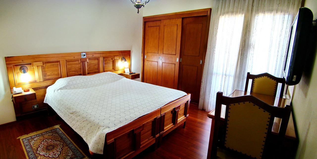 Quarto com Cama de Casal ou 2 de Solteiro