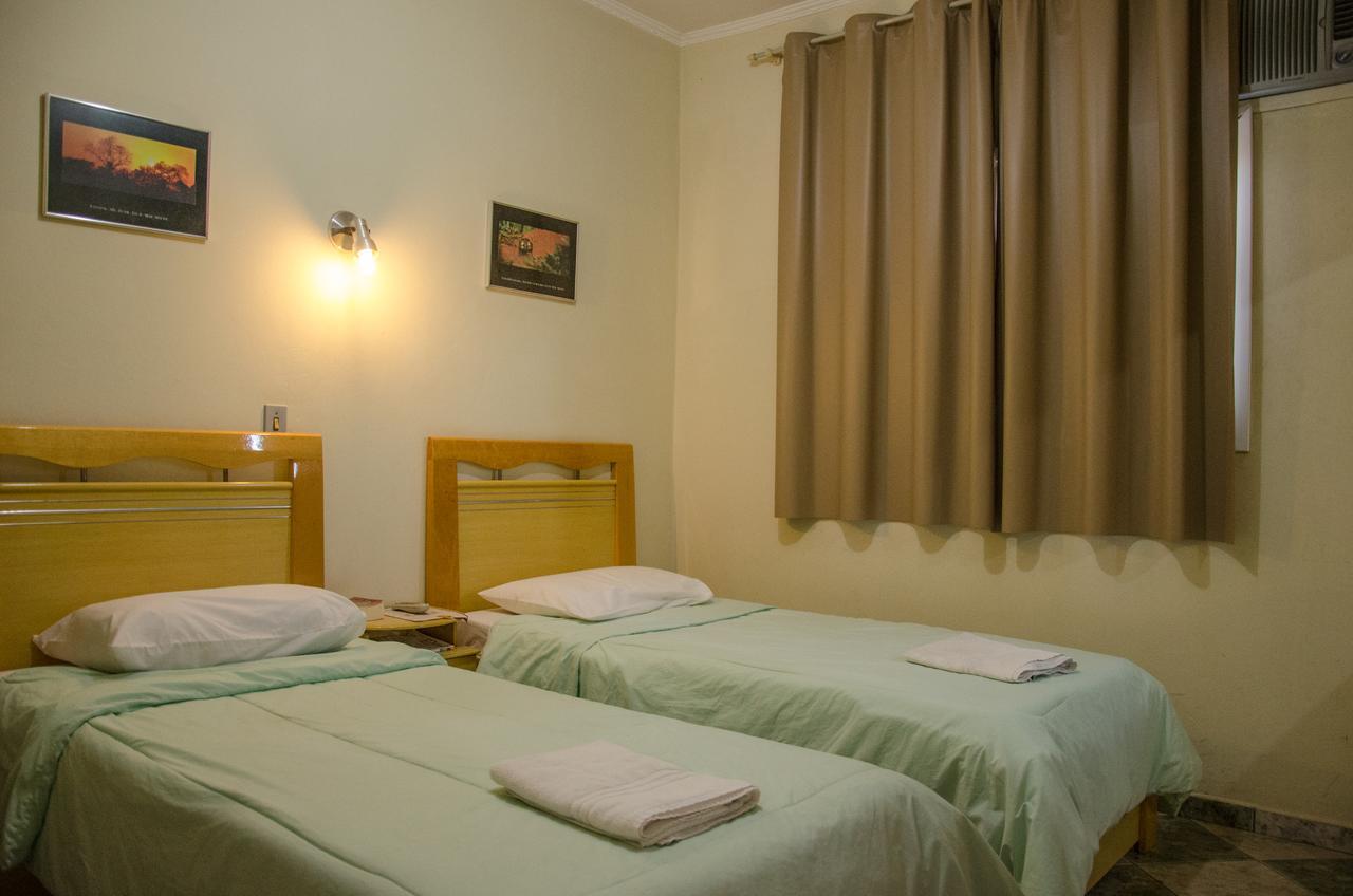Quarto com 2 Camas de Solteiro e Ar-condicionado