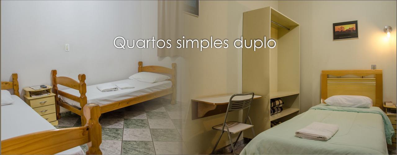 Quarto com 2 Camas de Solteiro e Ventilador