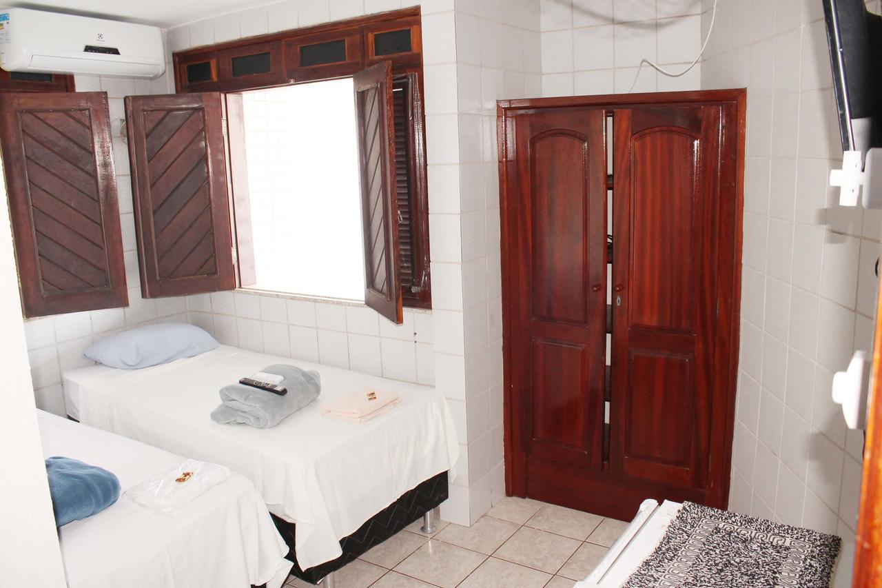 Quarto Econômico com 2 Camas de Solteiro