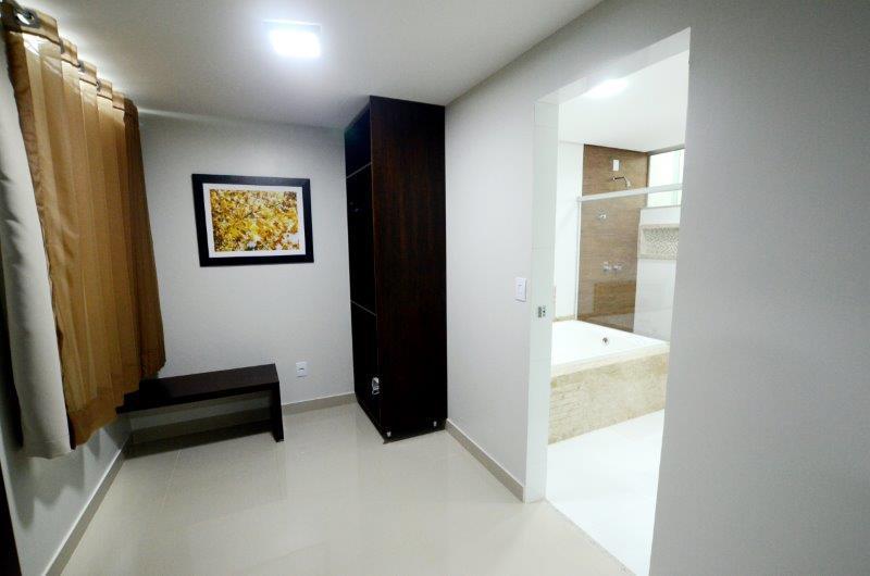 Suíte com Cama King-size e Banheira de Hidromassagem