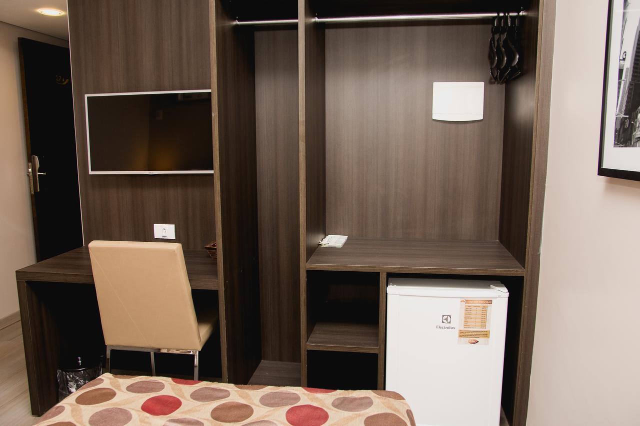 Quarto com Cama Queen-size e Vista da Piscina