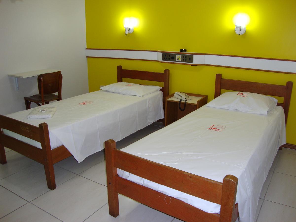 Quarto com 2 Camas de Solteiro e Banheiro Privativo
