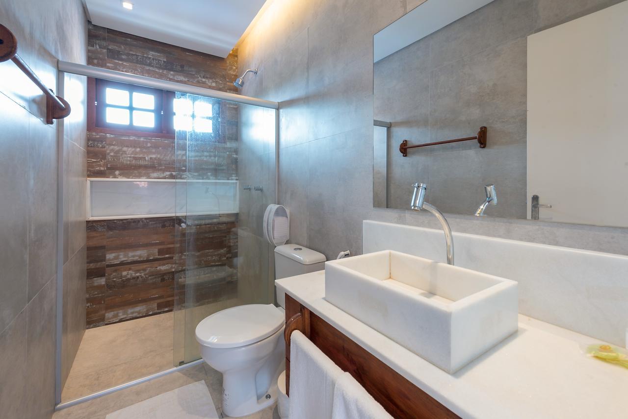 Quarto Triplo Luxo com Varanda e Vista da Piscina