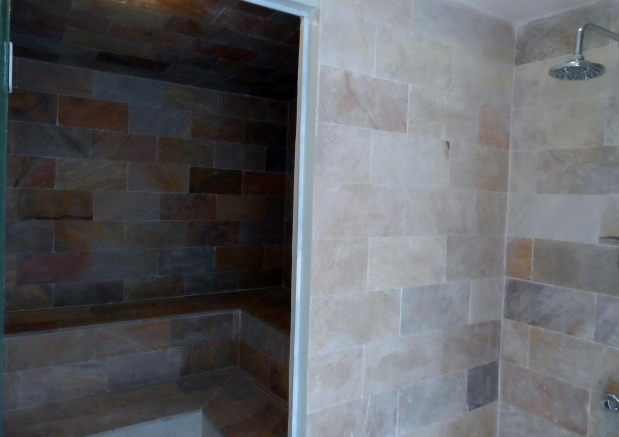 Habitación con cama grande y balcón