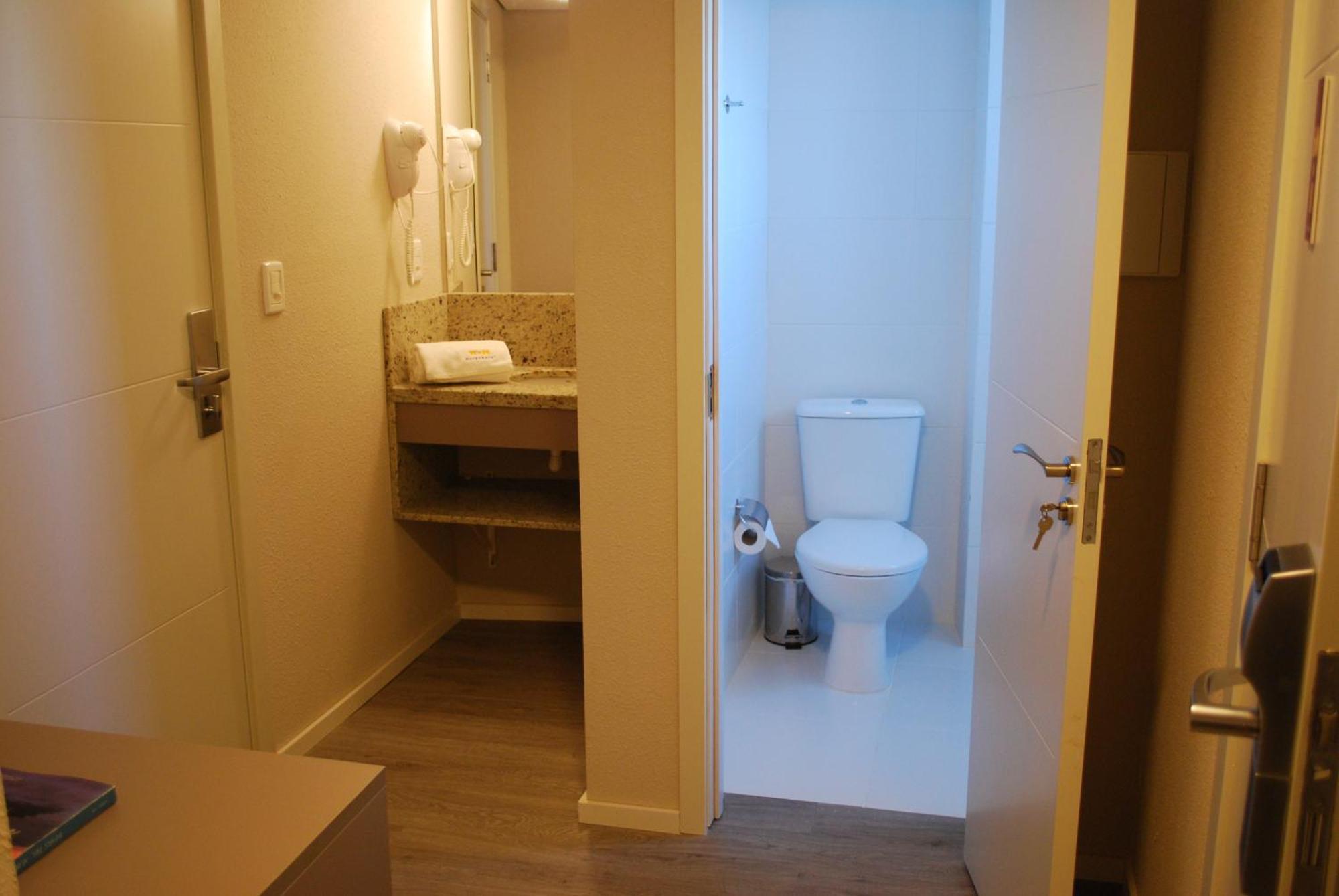 Quarto Individual Standard com Banheiro Compartilhado