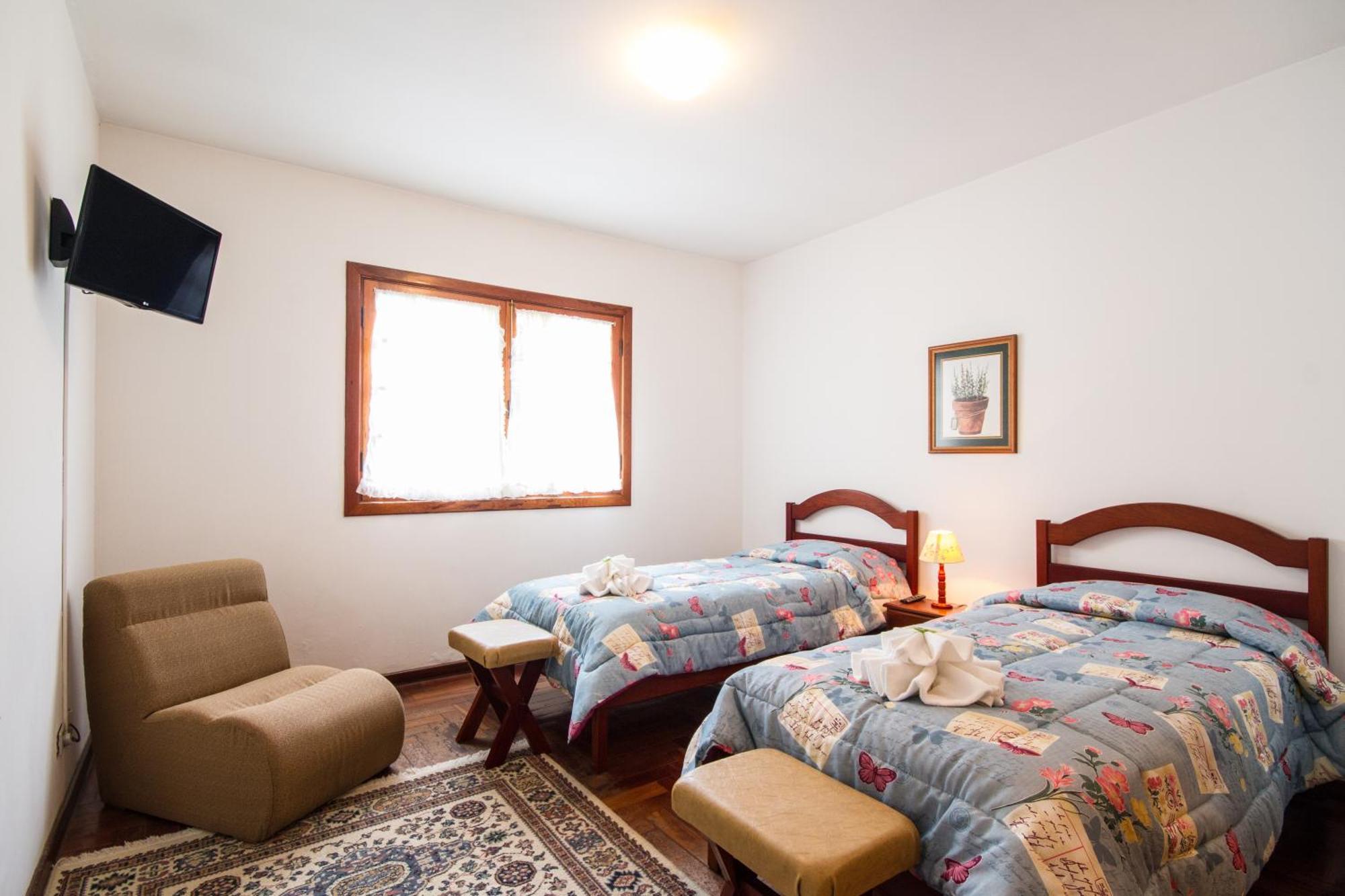Quarto com 2 Camas de Solteiro