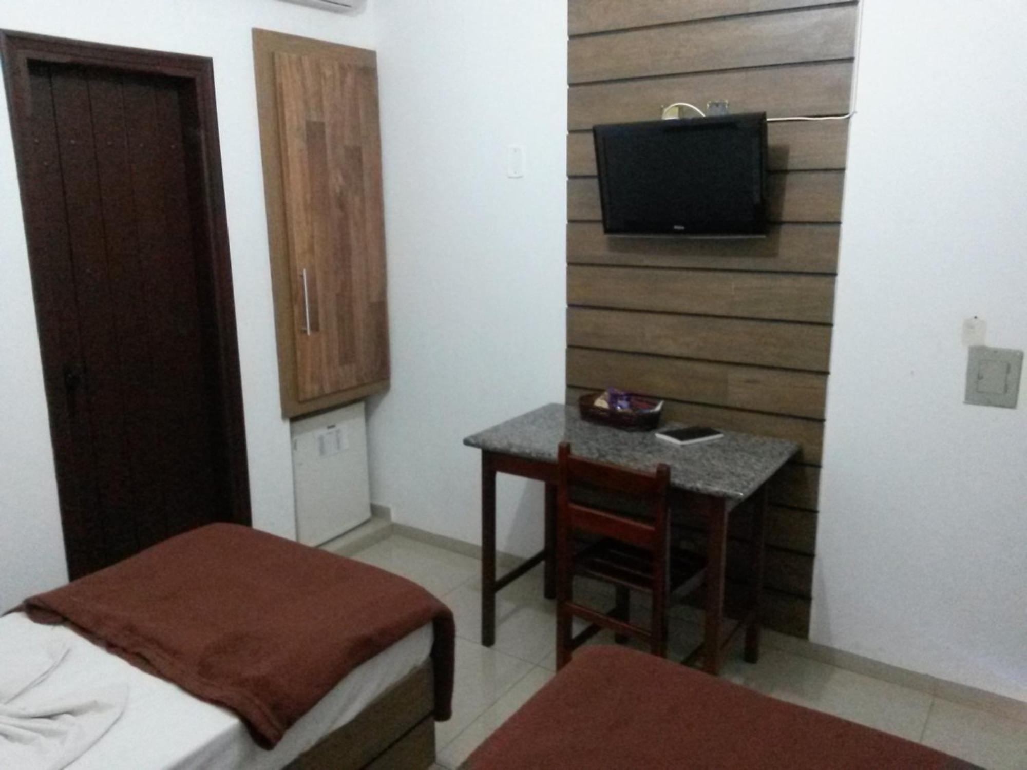Quarto com 2 Camas de Solteiro