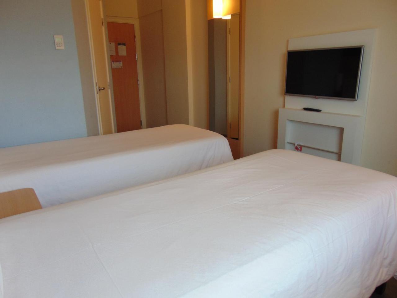 Quarto com 2 Camas de Solteiro