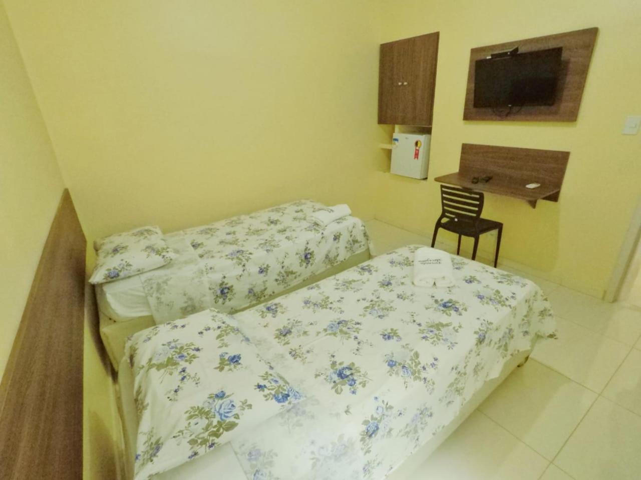 Quarto com 2 Camas de Solteiro