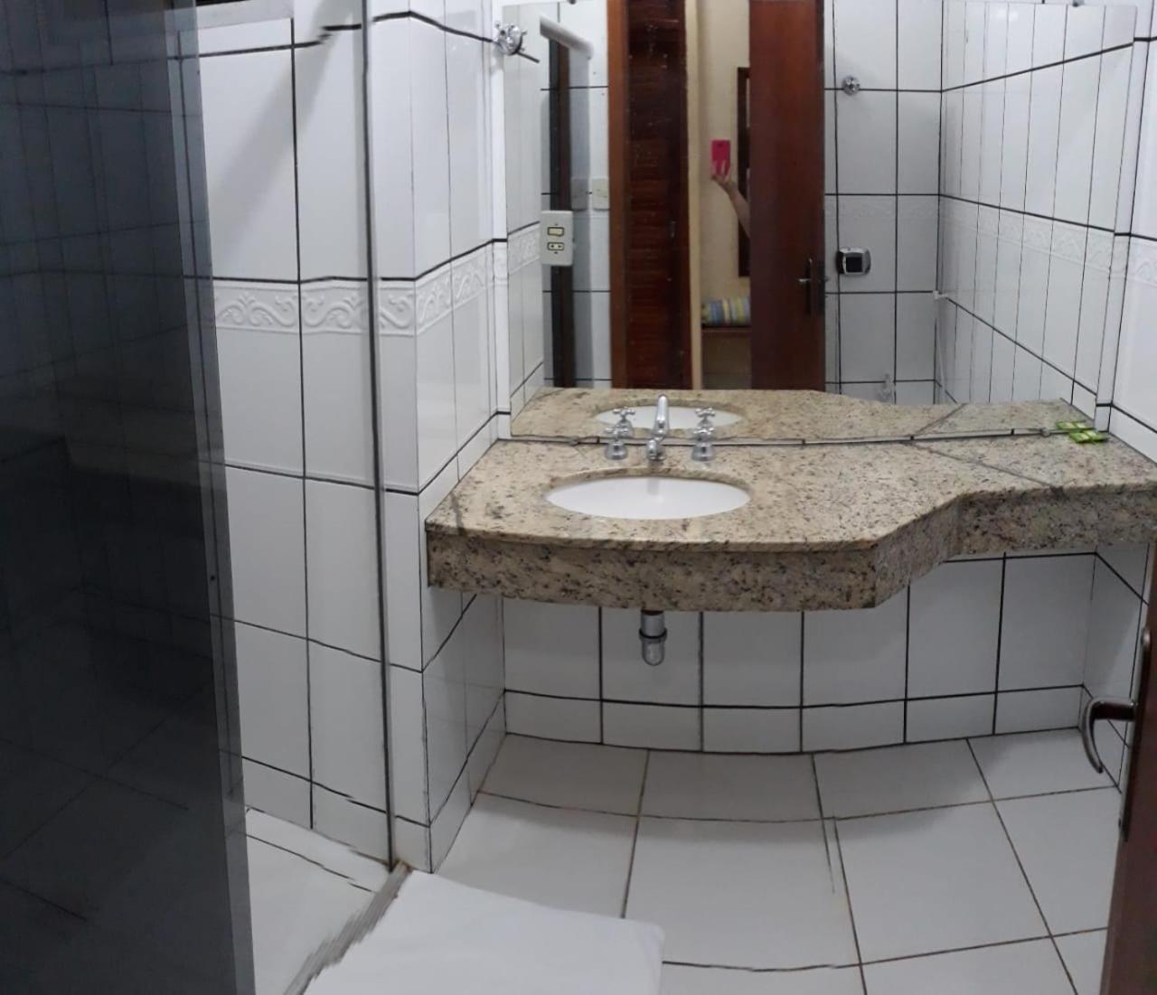 Quarto Grande com 2 Camas de Solteiro