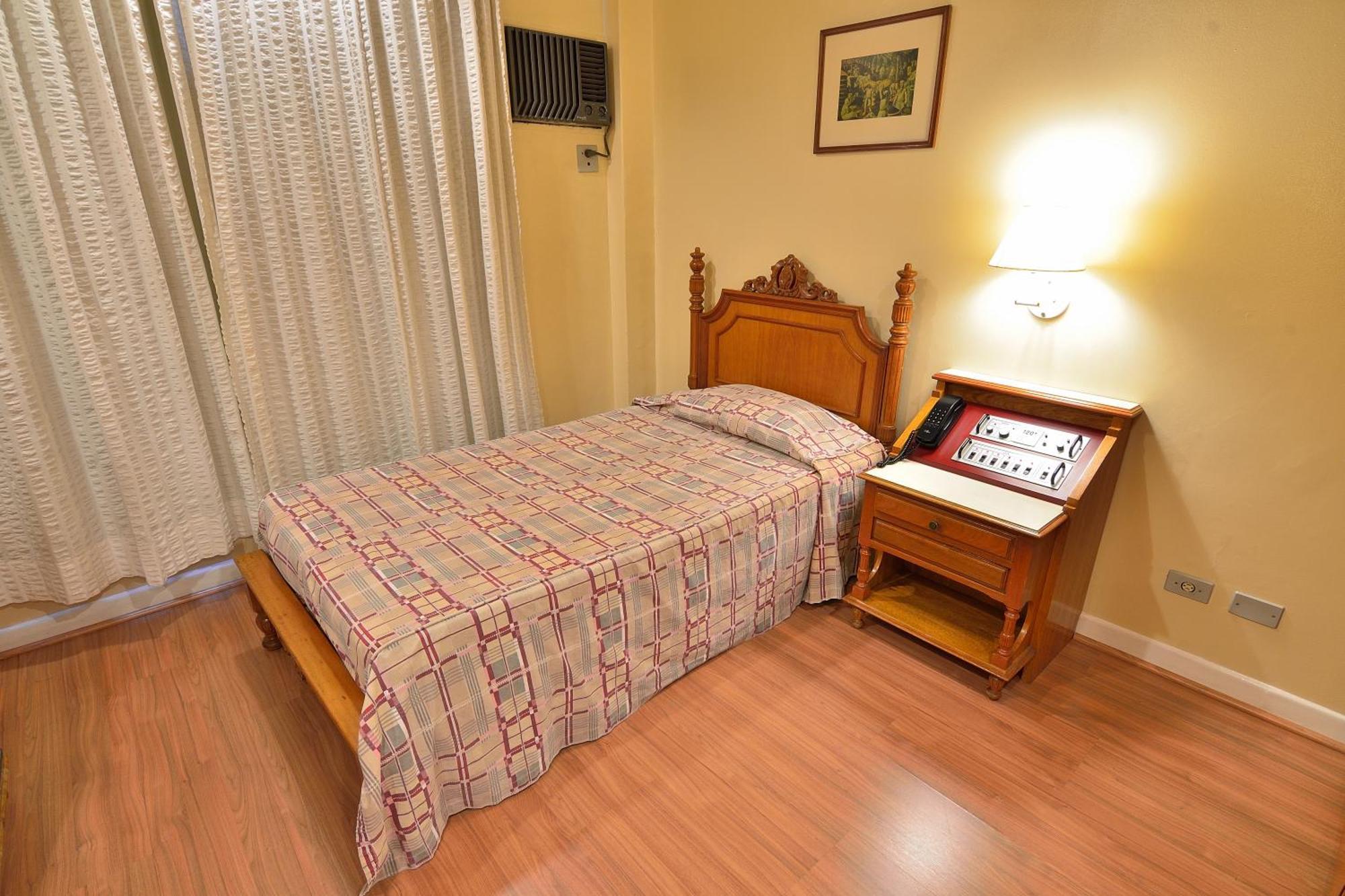 Single Room,690891363:JPEG