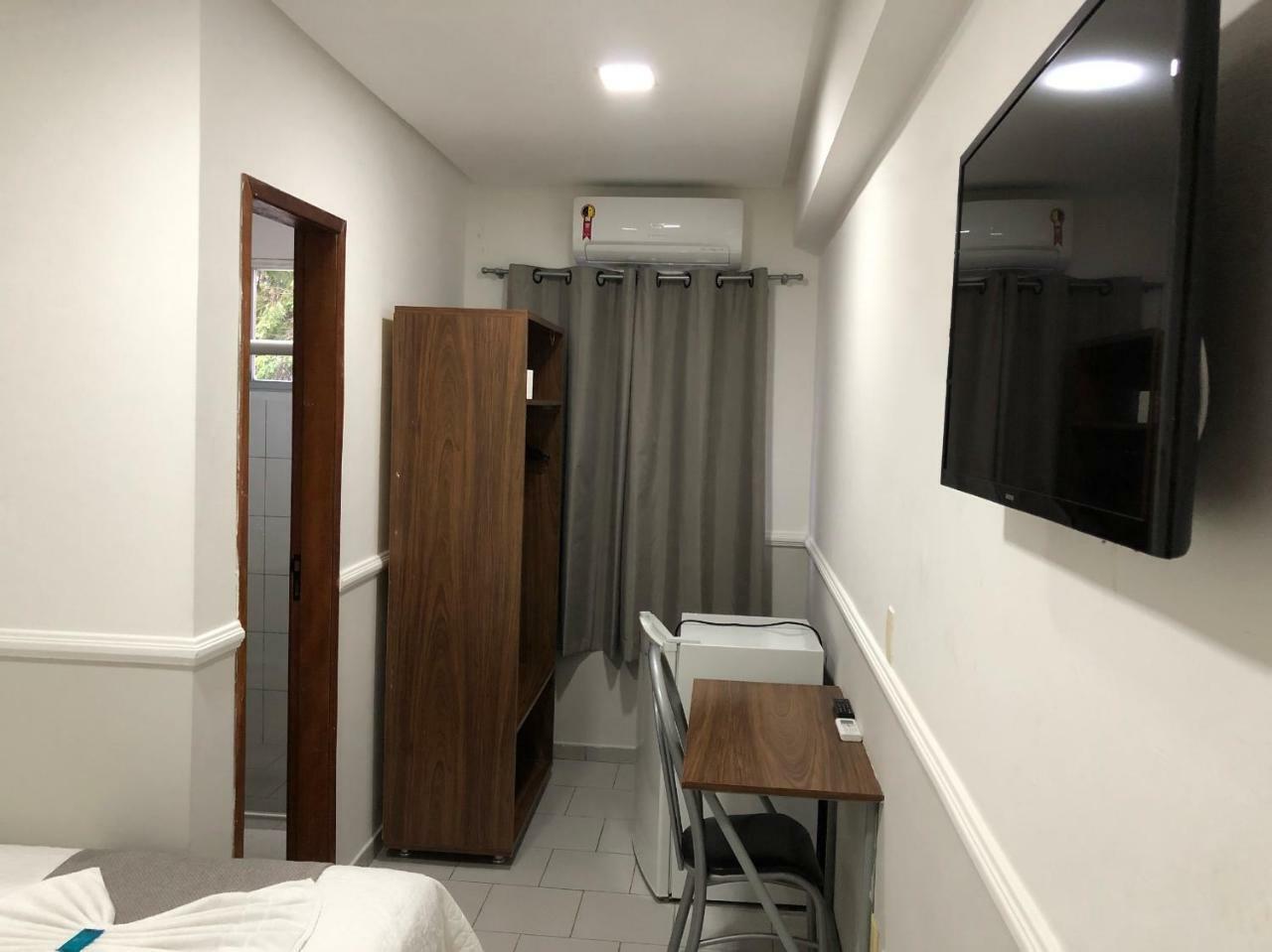 Quarto com 2 Camas de Solteiro e Banheiro Privativo
