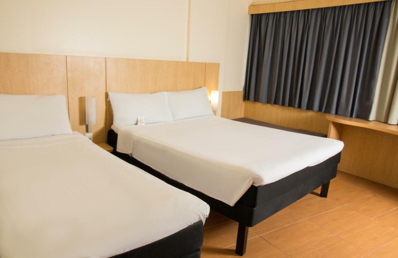 Quarto com Cama de Casal e 1 de Solteiro