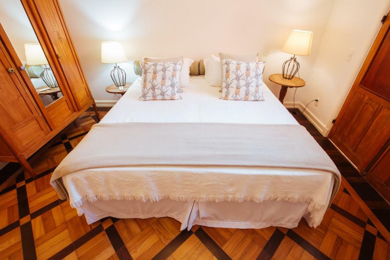 Suite met Kingsize Bed en Uitzicht op Zwembad