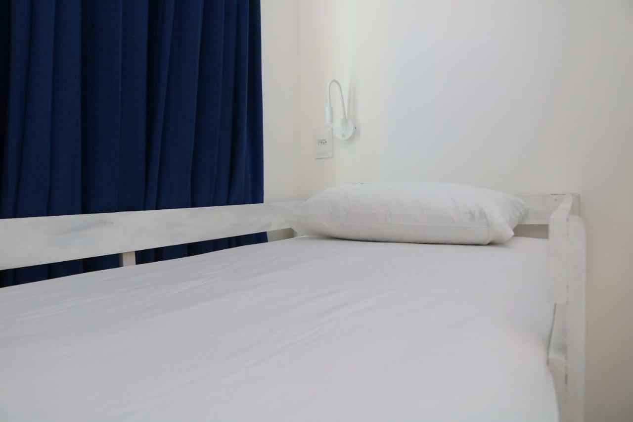 Cama num Dormitório Misto com 8 Camas