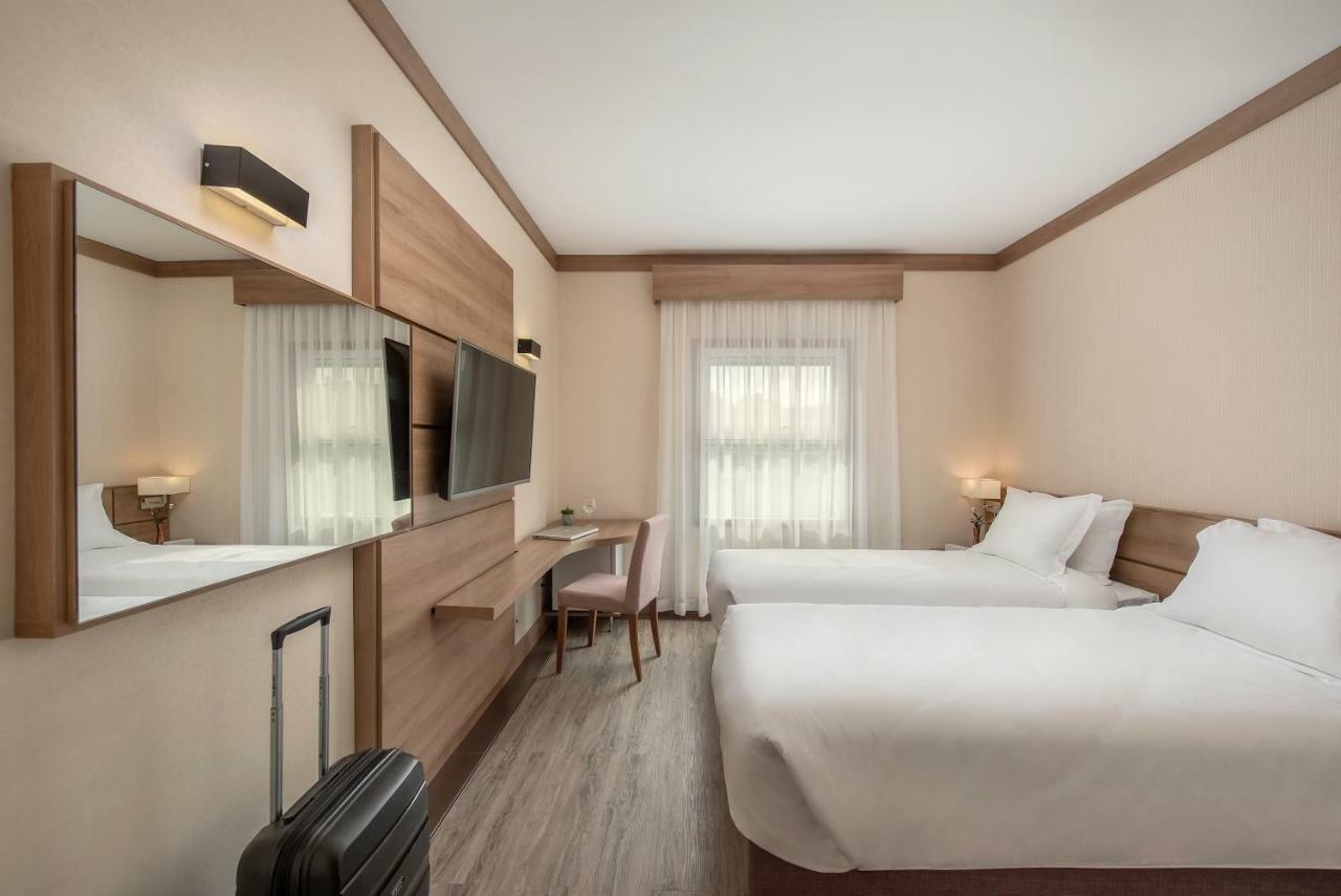Standard Twin 2 Single Beds